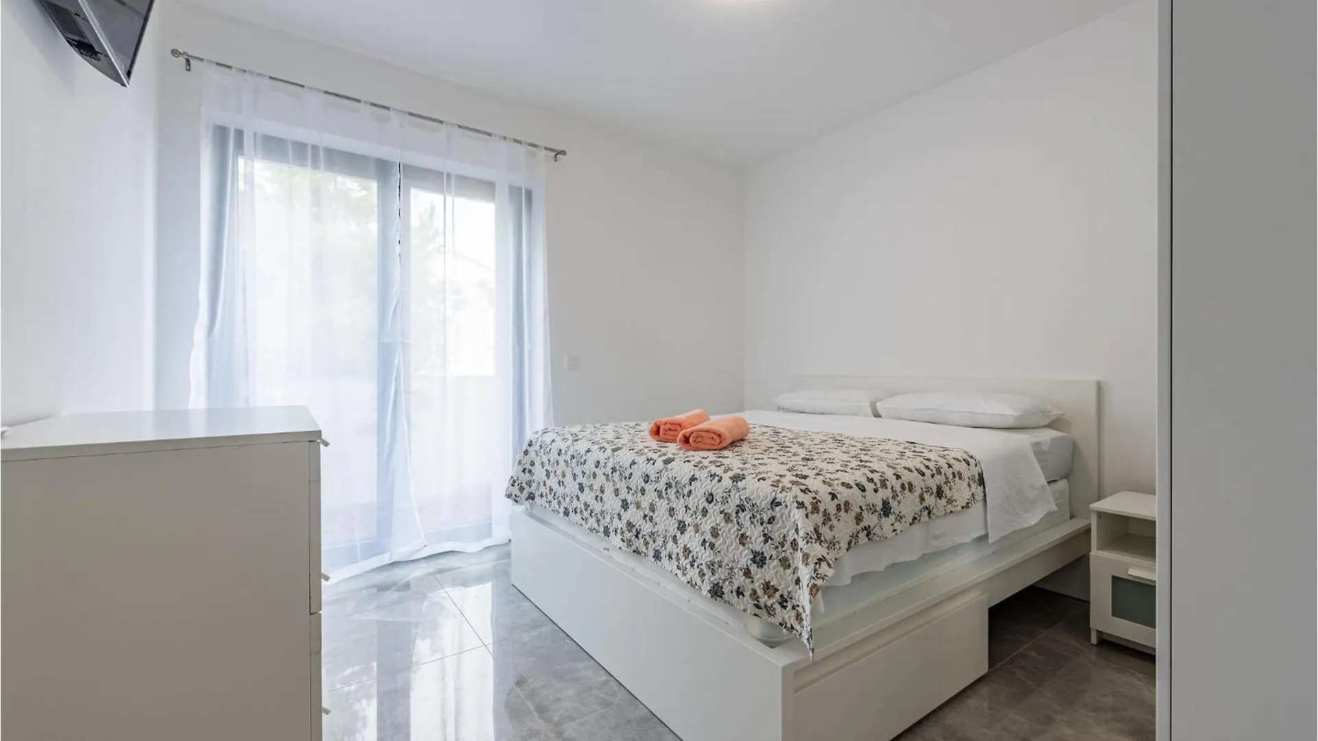 Cozy Apartment In Vir With Wifi